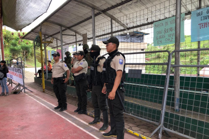 La consulta ambiental se desarrolla con resguardo policial y militar en Palo Quemado.