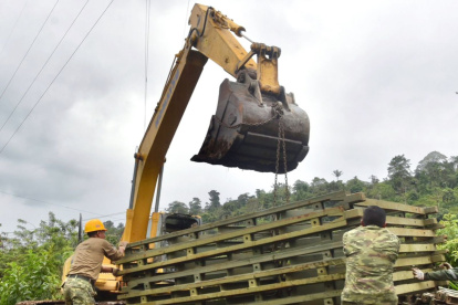Trabajos. Partes del puente que será instalado en paso de vía Alóag.
