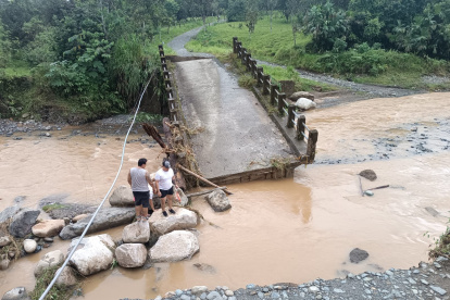 Las fuertes lluvias un puente colapso en su totalidad.