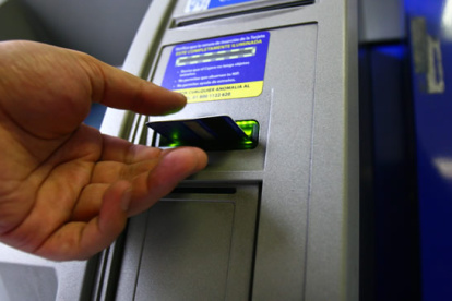 Transacción.- Una persona utiliza un cajero automático.