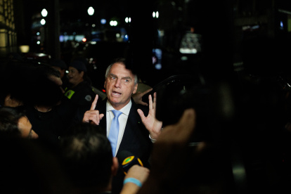 El expresidente Jair Bolsonaro habla con la prensa después de la ceremonia en la que la ex primera dama recibió el título de ciudadana por los servicios prestados a la ciudad de São Paulo (Brasil).
