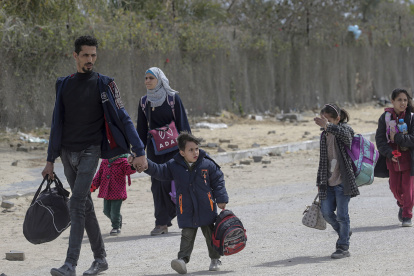 Palestinos desplazados internos,cargan sus pertenencias después de que el ejército israelí pidiera a los residentes de Jan Yunis y se dirigieran a campamentos en Rafah.