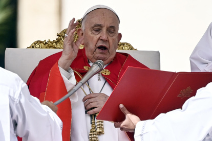 El Papa Francisco durante la misa del Domingo de Ramos en la Plaza de San Pedro, Ciudad del Vaticano, el 24 de marzo de 2024.