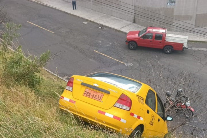 El taxi cayó por una pendiente, frente al estadio de Liga, en el norte de Quito.
