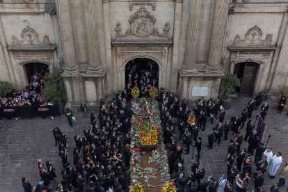 Creyentes participan en la procesión de "La Reseña de Jesús" que recorrió las principales calles este martes 26 de marzo de 2024, en Ciudad de Guatemala (Guatemala).