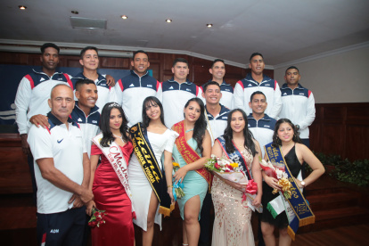 Remeros de ADN, madrinas y las reinas electas durante la presentación oficial ayer de la competencia, que será este viernes 29 de marzo.