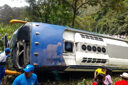 El bus interprovincial cayó a un abismo, cuando circulaba por la vía Alóag- Santo Domingo.