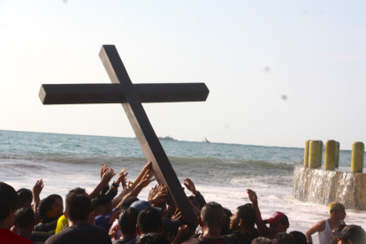 La tradición del Baño de la Cruz en Ballenita empezó desde el martes 6 de abril de 1971.