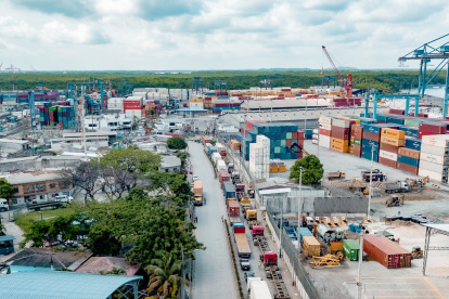 Terminal.- La larga fila de transportes que se forman al ingreso de los puertos que quedan en la Isla Trinitaria.