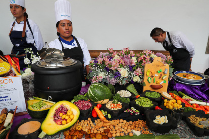 Fotografía de cocineros que preparan una sopa tradicional de pescado que se acostumbra a elaborar en semana santa con doce ingredientes, entre los que destacan granos andinos como el choclo, entre otras variedades de maíz, el 21 de marzo de 2024, en Quito (Ecuador).