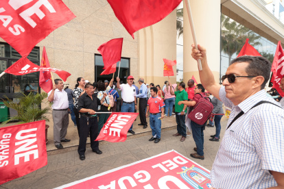 Hecho. En señal de protesta, los dirigente de la UNE Guayas acudieron ayer a la Subsecretaría para exigir cambios.