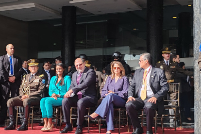 La fiscal Diana Salazar en la ceremonia castrense del relevo de guardia en la Asamblea Nacional