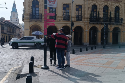 Grupos de turistas buscan diferentes actividades para conocer la ciudad.