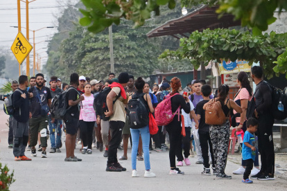 Migrantes se reúnen cerca del paso del Coyote, principal acceso de para entrar a México, en Ciudad Hidalgo, estado de Chiapas (México).