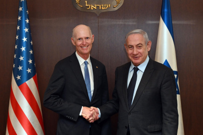 El primer ministro israelí, Benjamín Netanyahu (d), en una reunión con el senador estadounidense Rick Scott, de visita en Israel.