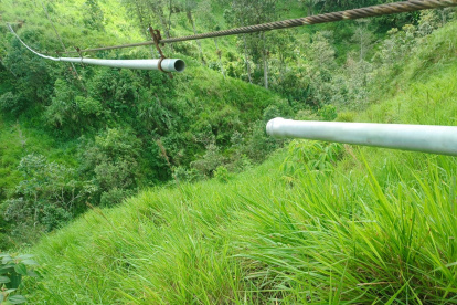 Tubería usaba para llevar agua de consumo humano sufrió daños.