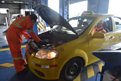 El transporte público y comercial debe realizar la revisión vehicular únicamente en Quito.