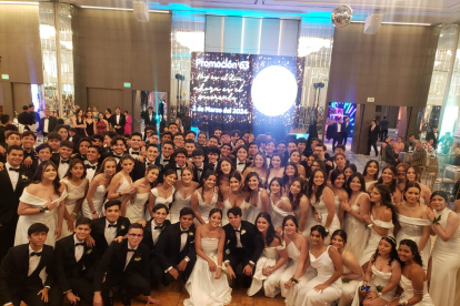 Los nuevos graduados posan para la foto oficial.