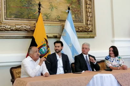 Autoridades.- El gobernador del Guayas, Alberto Molina; el ministro de Turismo, Niels Olsen y los ejecutivos de Royal Caribbean Group.