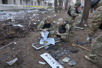 Expertos militares trabajan en el lugar del bombardeo cerca de edificios residenciales en Kharkiv, Ucrania, el 27 de marzo de 2024, en medio de la invasión rusa.