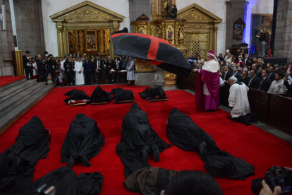El ritual funerario rinde homenaje al sacrificio de Jesús en la cruz.