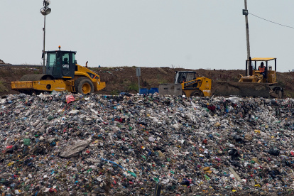 Un vertedero de residuos alimenticios y basura en general en las afueras de Quito, Ecuador.