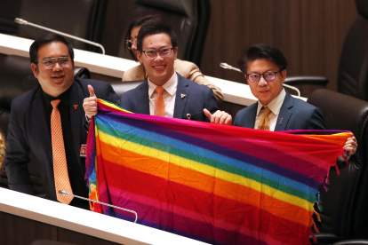 Diputados tailandeses durante la sesión de la Casa de Representantes para la aprobación de la ley de matrimonio igualitario.