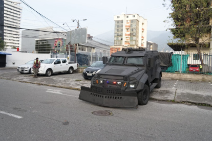 En el sitio, hay un fuerte contingente policial y militar
