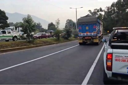 La AMT realizó un operativo para habilitar el tránsito, luego del siniestro vial en la av. Simón Bolívar.