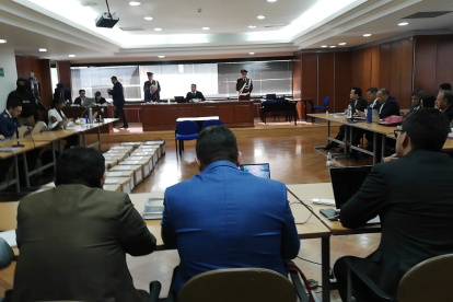 Mayra Salazar dio su testimonio ante la fiscal Diana Salazar, el juez de la Corte Nacional de Justicia y otros asistentes.