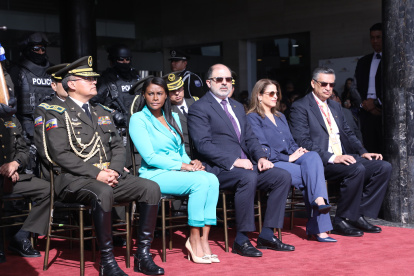 La fiscal junto al presidente de la Asamblea en el evento de relevo de guardia legislativa.