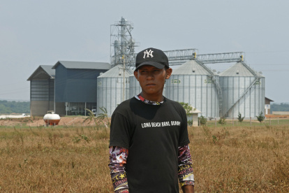 Un indígena sikuani junto a una estructura agrícola perteneciente a los menonitas