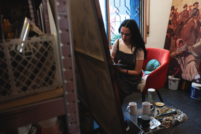 La artista uruguaya María Noel Silvera pintando una de las obras que integran la muestra "Libertadoras.