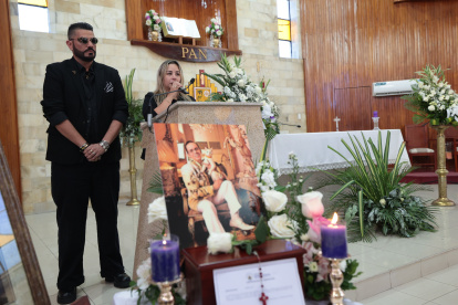 Nino Touma y María del Mar Proaño junto a las cenizas.