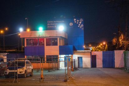 Fotografía que muestra una puerta de acceso a la Cárcel Regional, en Guayaquil (Ecuador).