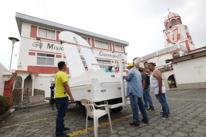 Limpieza. En la plazoleta del Cristo del Consuelo, en el Cisne 2, se realizaban ayer tareas de limpieza. Hasta ese punto llegarán miles de católicos. 2. Preparación. En el santuario Cristo del Consuelo se ultimaban detalles de la estructura en la que la imagen de Cristo recorrerá las calles del sur de la ciudad. 
===
