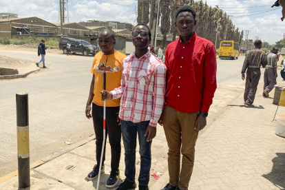 Rutina. Marvins Ouma (centro) esquiva con su bastón de invidente las grietas que se abren a su paso.