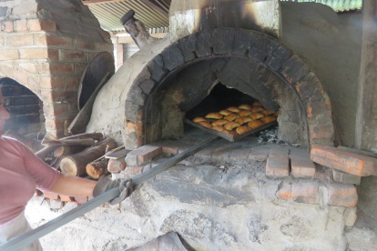 Preparación. Los panes son elaborados en un gran horno ancestral hecho de bahareque y ladrillo.