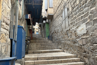 Tiendas con pocos clientes y pocos peregrinos, mientras los palestinos cristianos, muchos residentes en Cisjordania, no han obtenido permisos para visitar la ciudad santa.