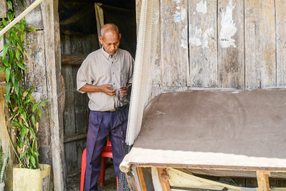 Figura. José Godoy, de 73 años, teje sus atarrayas en su domicilio.