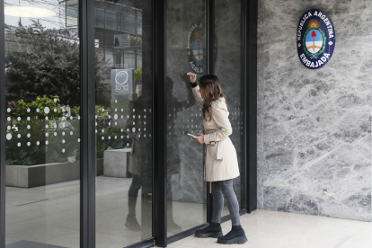 Una mujer llega a la entrada de la embajada de Argentina este jueves, en Bogotá