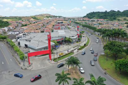 Panorama. La Joya y Villa del Rey vista desde el aire. También se observan plazas con locales comerciales.