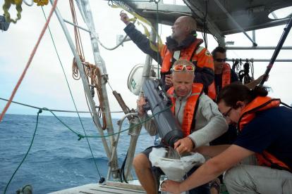 Travesía. Varios de los expedicionarios toman muestras marinas.