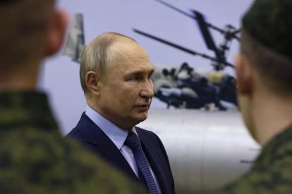 El presidente ruso, Vladimir Putin, habla con pilotos militares durante su visita al Centro Estatal para el despliegue y el reciclaje del personal de vuelo del Ministerio de Defensa ruso en Torzhok, en la región de Tver, Rusia, el 27 de marzo de 2024.