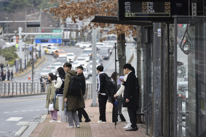 La gente espera un autobús en una estación de autobuses en Seúl, Corea del Sur, este 28 de marzo de 2024.