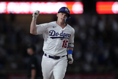 Como lanzador y bateador, Smith es destacado en los Dodgers.