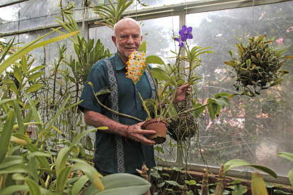 Alexenander Hirtz, botánico ecuatoriano muestra su orquidiario en su casa