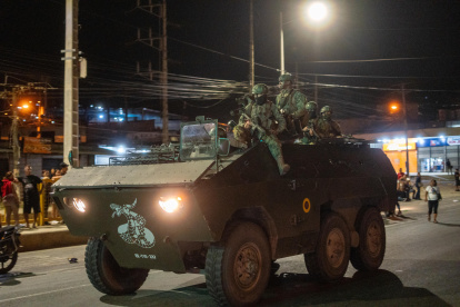 Integrantes de las fuerzas armadas resguardan los alrededores de la cárcel Regional este miércoles en Guayaquil (Ecuador).