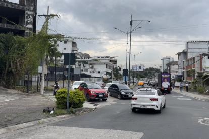 Campaña. Vehículos con el rostro del primer mandatario circulan por el norte de Guayaquil.