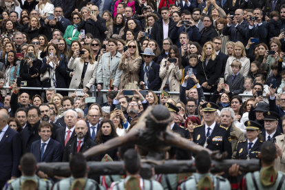 Legionarios del Tercio Don Juan de Austria III de La Legión llevan a hombros la figura del Cristo de la Buena Muerte y Ánimas mientras lo trasladan a la casa hermandad de la Cofradía de Mena este Jueves Santo en Málaga.
